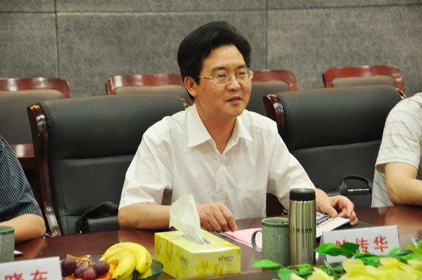5.座談會上，鮑傳華副秘書長正在發表講話.jpg